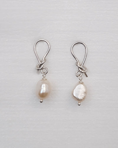 Pearl Knot Studs Silver (Ohrringe)